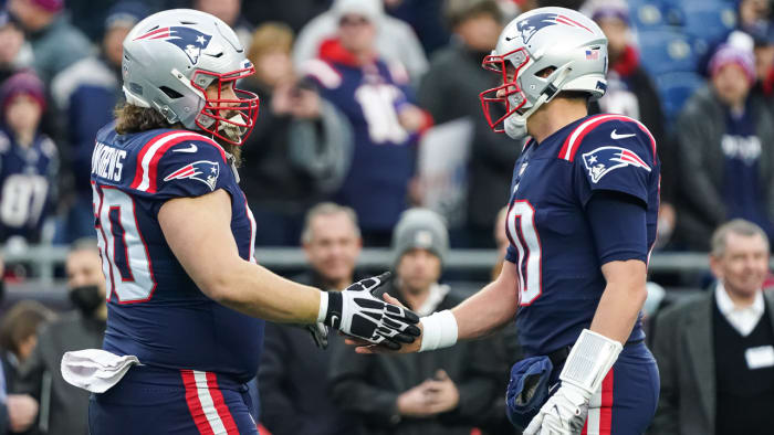 Patriots David Andrews (60) and Mac Jones (10)